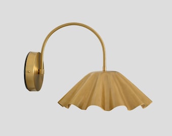 Aplique de pared moderno de latón de mediados de siglo con forma de flor