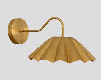 Applique da parete in ottone realizzata a mano: stile italiano moderno di metà secolo.