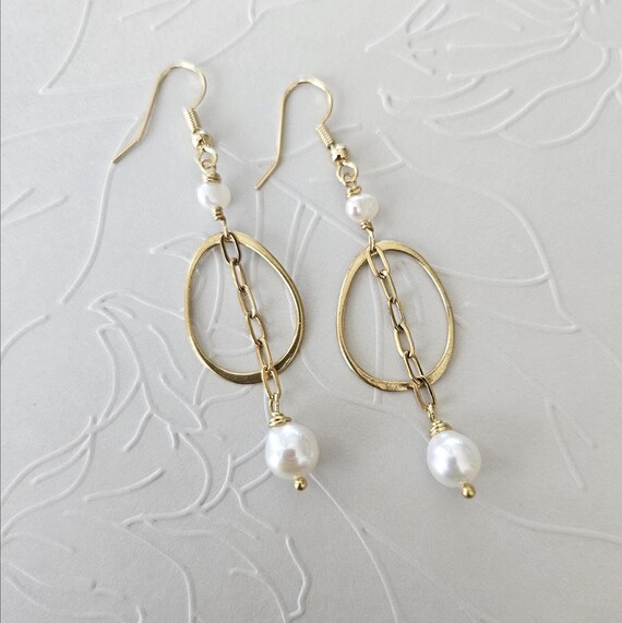 White Baroque Pearl Organic Hoops Drop Earrings with Gold Paperclip Chain / Summer Wedding Jewelry