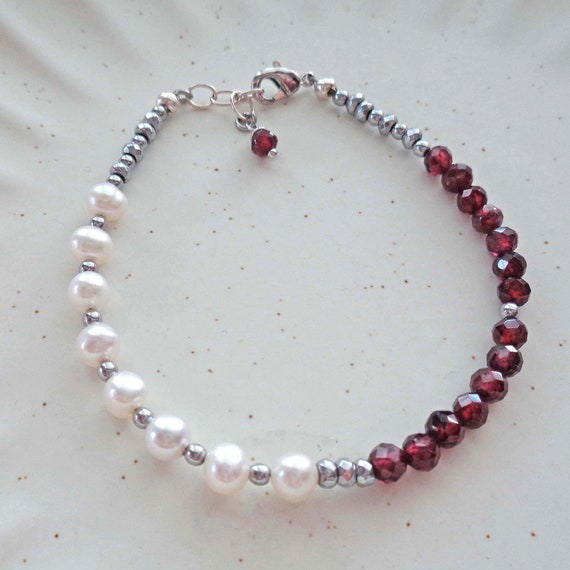 Garnet and Freshwater Pearls Bracelet / January Birthstone Bracelet / Genuine Garnet Jewelry