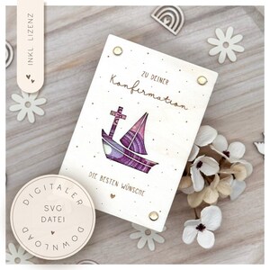 Könnte beinhalten: Eine Holzkarte mit dem Text "ZU DEINER Konfirmation" und einer lila Segelboot-Illustration. Die Karte ist mit kleinen goldfarbenen Nieten verziert und von weißen Blumen und dekorativen Elementen umgeben. Die Worte "DIE BESTEN WÜNSCHE" sind ebenfalls sichtbar.