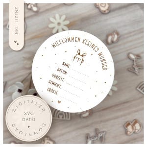 Può includere: Un biglietto rotondo bianco per annunciare la nascita di un bambino con il testo tedesco "WILLKOMMEN KLEINES WUNDER" e campi da compilare. Presenta un'illustrazione di coniglietto e elementi decorativi.