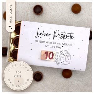 Peut inclure: Une boîte blanche avec le texte "Lieber Postbote" et "Bei jedem Wetter für uns unterwegs! Wir sagen Danke". La boîte a une illustration de cadeau et un autocollant "10". La boîte contient des chocolats.
