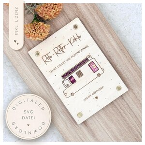 May include: A wooden birthday card with engraved text and a bus illustration. The card reads "Rote-Retter-Kohle" and "FÄHRT DIREKT INS PORTMONNAIE" with "HAPPY BIRTHDAY!" below. A round wooden sticker with "DIGITALER SVG DATEI DOWNLOAD" is also visible.