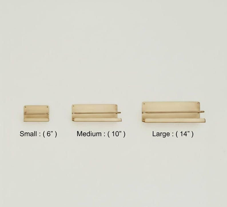 K&ouml;nnte beinhalten: Drei Holzregale in verschiedenen Gr&ouml;&szlig;en: klein (15 cm), mittel (25 cm) und gro&szlig; (36 cm). Jedes Regal hat eine rechteckige R&uuml;ckwand und eine untere Stange. Der Text "Small", "Medium" und "Large" ist darunter.