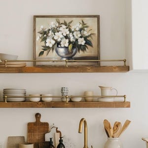 Puede incluir: Un juego de tres tazas de cerámica con un acabado mate moteado. Las tazas son de color crema, gris claro y gris oscuro. Cada taza tiene un diseño simple y minimalista y un asa redondeada.