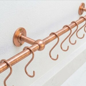 Estante para ollas de cobre sin lacar: organizador de cocina rústico para montaje en pared con ganchos en forma de S.