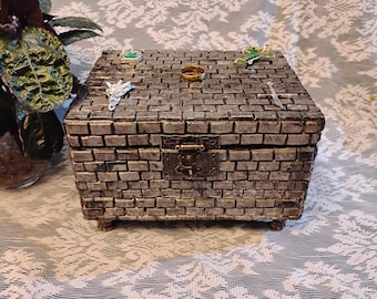 0237B TLOTR inspired box for keepsakes or other treasures.
