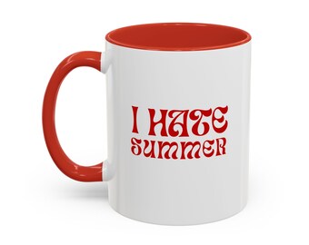 Op de afbeelding: Een witte keramische mok met een felrode handgreep en binnenrand. De buitenkant is voorzien van de tekst I HATE SUMMER, gedrukt in een vet, gestileerd rood lettertype. De mok heeft een cilindervormig lichaam en een gebogen handgreep.