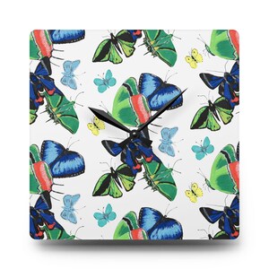 Reloj de pared de acrílico con diseño de nube de mariposas