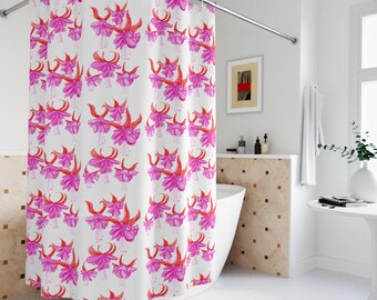 Könnte beinhalten: Ein weißer Duschvorhang mit einem pinkfarbenen und roten Blumenmuster. Die Blumen sind stilisiert und ähneln Fuchsienblüten.