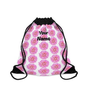 Sacola com cordão, estampa de flor rosa sobre fundo branco, personalizada.