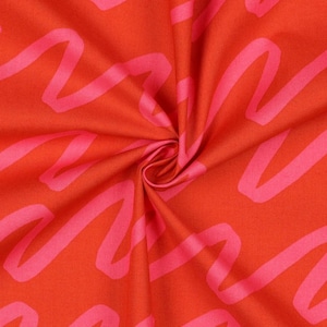 Könnte beinhalten: Nahaufnahme eines lebendigen Stoffes mit einem sich wiederholenden Muster aus wellenförmigen, abstrakten Linien. Der Stoff hat eine leuchtend orange-rote Farbe, wobei die Linien in einem kontrastierenden Rosaton gehalten sind. Der Stoff ist in der Mitte gefaltet.