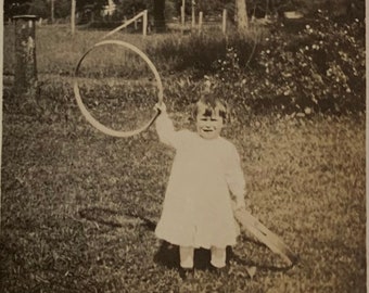 kleines antikes Originalfoto eines Kindes im Garten mit Samensieb.