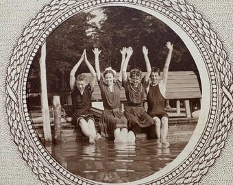 1910 Poststempelkaart met spelende kinderen aan het meer.
