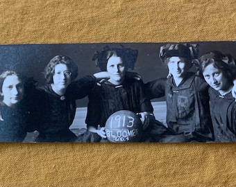 Originales Postkartenfoto von Mädchen-Basketballspielern aus dem Jahr 1913. Die Bloomer-Mädchen.