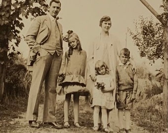 Viktorianisches Familienfoto im Garten. Original Postkarte
