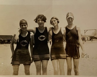 Originalfoto von 1920 auf Mädchen in Badeanzügen, die am Strand posieren