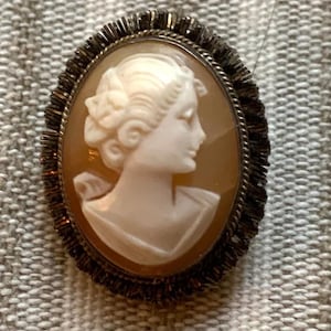 Antique shell and silver cameo. Brooch or necklace