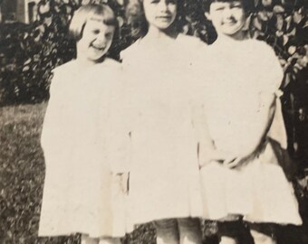 Photo ancienne originale de trois filles portant des noeuds