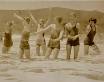 Antikes Originalfoto von Mädchen am Strand aus den 40er Jahren