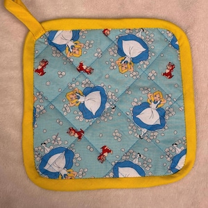 Puede incluir: Salvamanteles cuadrado acolchado con borde y lazo para colgar amarillos. La tela azul claro presenta un estampado repetido de personajes de Alicia en el país de las maravillas y flores blancas. El salvamanteles mide unos 20 cm cuadrados.