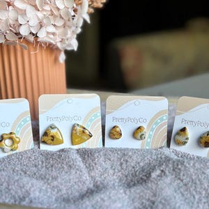 Polymer Clay Ohrstecker - Gelbe und weiße Ohrstecker - Sonnenblumen Print - Harz Ohrringe - Edelstahl Ohrstecker
