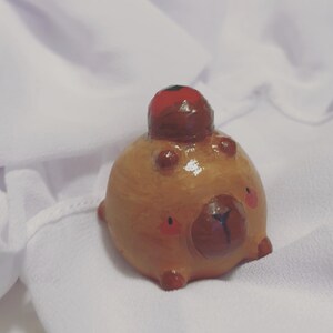 Chonky Capybara Keychain – Handmade Resin Animal Charm with Chocolate Apple – Cute Kawaii Gift, Whimsical Bag Accessory