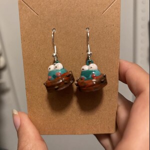 Charm de rana robusta sobre dona cubierta de chía: un bonito llavero para teléfono, mochila, bolso, cartera o llaves (¡con un trasero de rana diminuto!). Pendientes de rana.