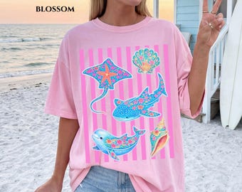 Camiseta de colores cómodos con motivos de animales marinos: ballena beluga, tiburón, raya, concha, ideal para el verano, la playa oceánica.