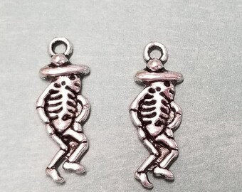 5 Dancing Skeleton, dia de Muertos charms and pendants, 9x24mm antique silver, Day of the Dead C9178