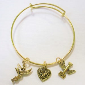 1 pulsera ajustable con dijes, bañada en oro, con 3 dijes, pájaro cartero, corazón y pescador, diámetro de 2 3/4'' FN1053F