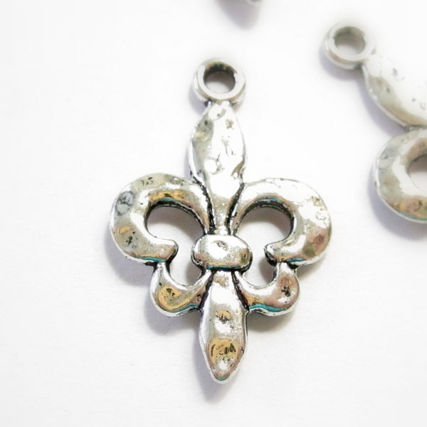 7 Silver Fleur de Lis Pendants, New Orleans Mardi Gras C9005