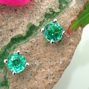 Aretes de esmeralda colombiana: Aretes de oro macizo de 14k o platino / Aretes minimalistas con cierre de rosca / Gemas creadas en laboratorio / Hechos en Oregón