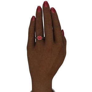 Puede incluir: Un anillo de oro rosa con una gran piedra preciosa redonda de color rosa engastada en un dise&ntilde;o delicado e intrincado.