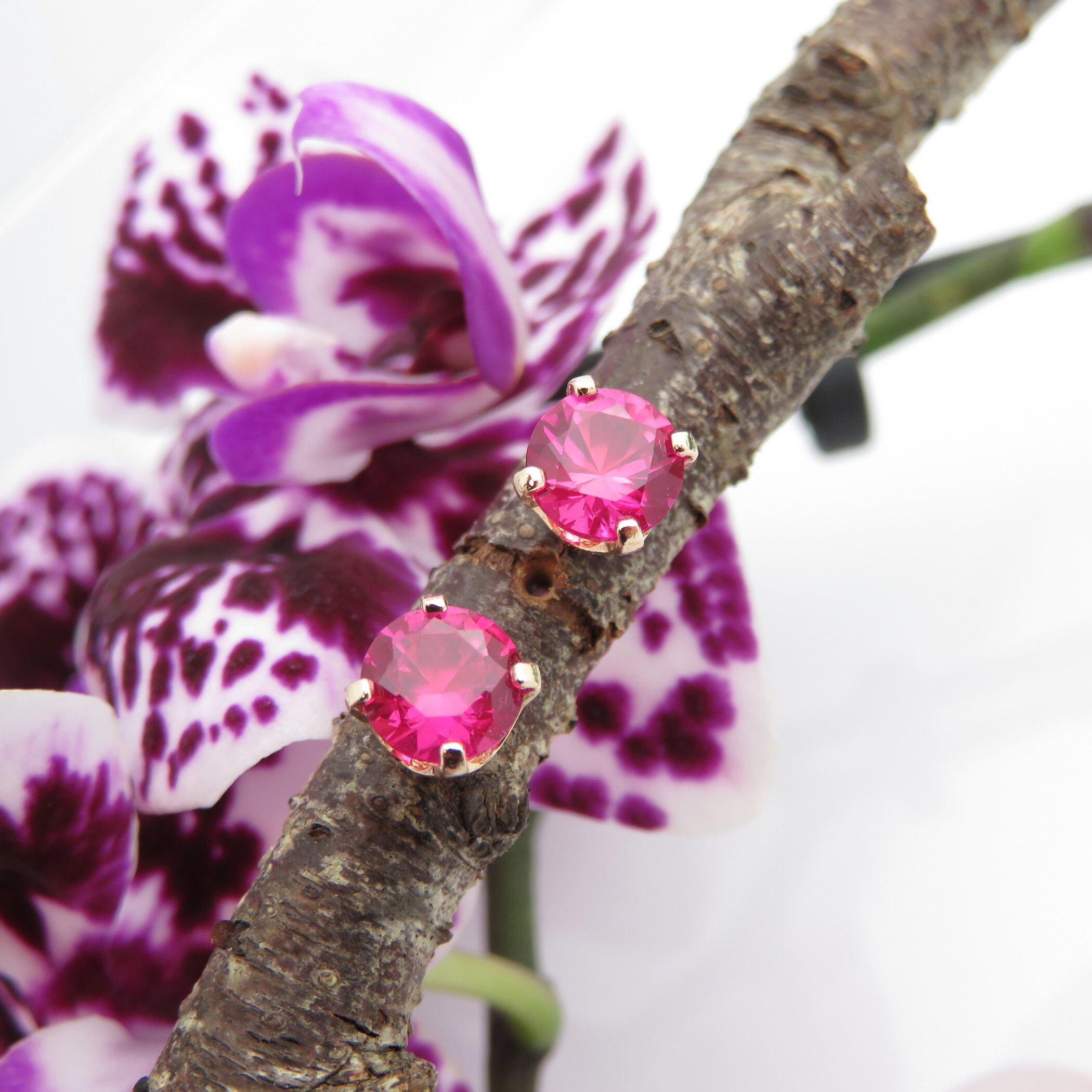 Orecchini a perno in argento Sterling 925 con rubino rosa naturale, realizzati a mano, minimalisti, con filo intrecciato