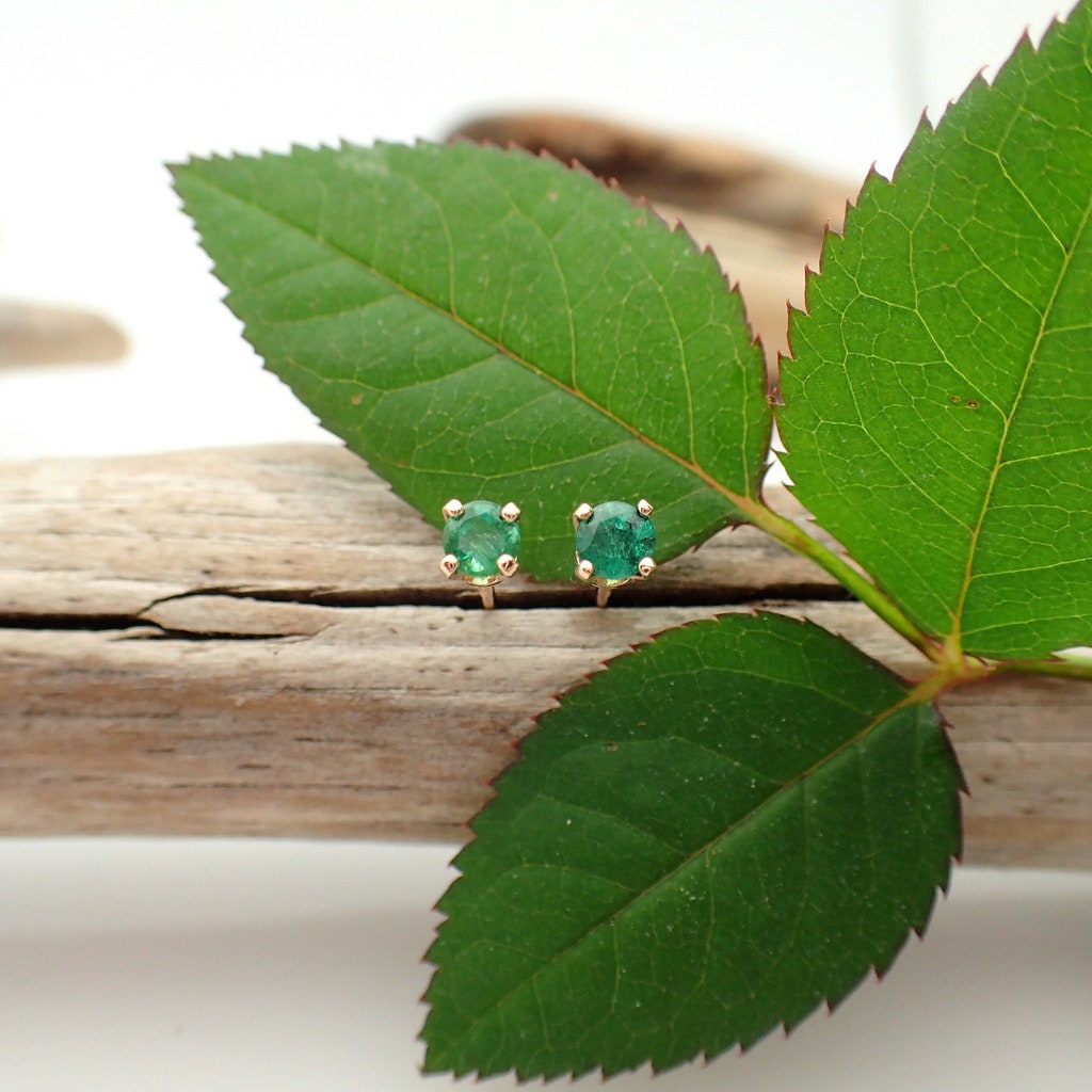 •STRAY• emerald petal + gold earrings main image 1