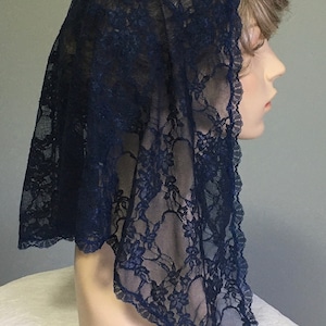 Couvre-chef en dentelle délicate mantilla florale bleu marine, voile chapelle