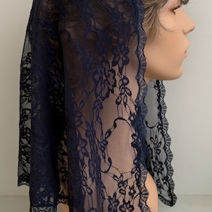 Mantilla de encaje elástico con delicado diseño floral azul marino para cubrir la cabeza