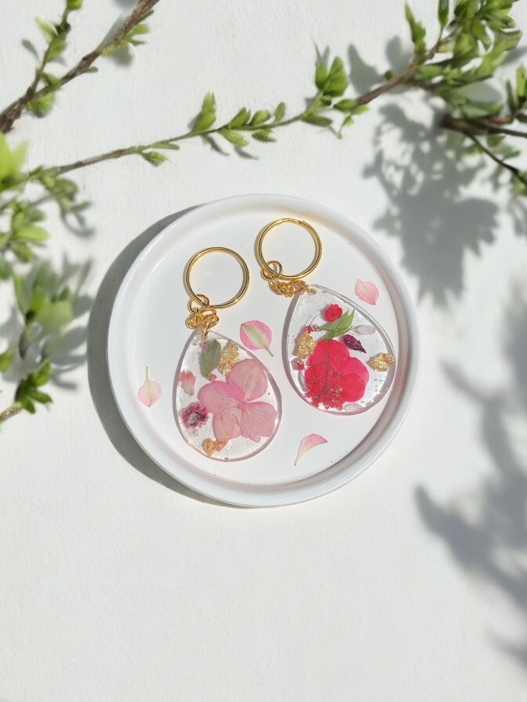 Pressed Powder On Key Chain Handmade Real Dried Flower Resin Keychain | Handmade Resin Keychain ...