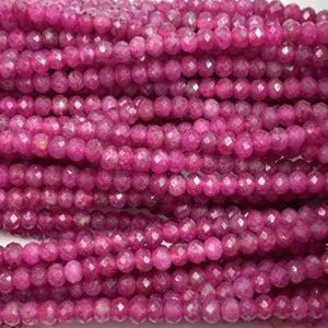 Puede incluir: Una hebra de cuentas de piedras preciosas facetadas de color rosa. Las cuentas son pequeñas y redondas, con un acabado liso y pulido.