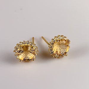 6 mm örhänge i sterlingsilver med citrin och millenniumslipning av AAA-kvalitet