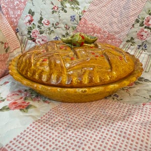 VINTAGE glazed ceramic cherry pie plate with lattice lid, vintage kitchen decor, antique pie plate, retro pie dish