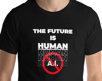 Pode incluir: T-shirt preta com o texto branco "THE FUTURE IS HUMAN". Abaixo, a palavra "HUMAN" é repetida três vezes, com "A.I." na parte inferior, riscada com um círculo vermelho. A t-shirt tem gola redonda.