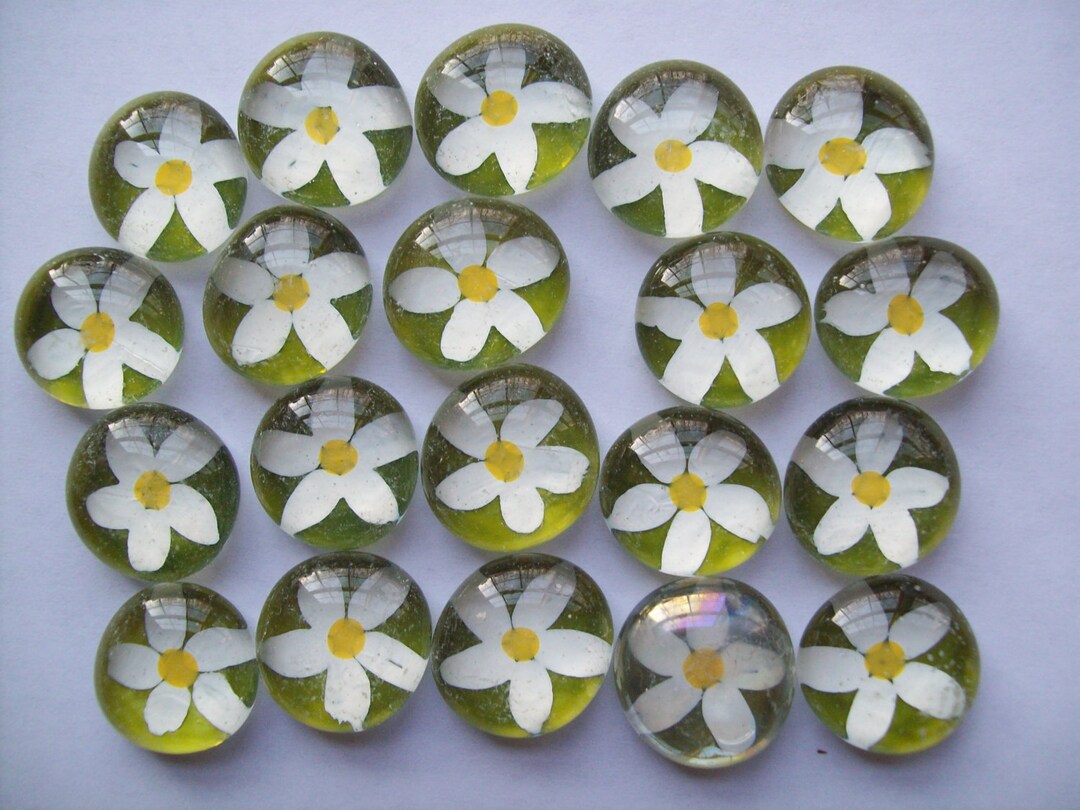 Hand Painted Glass Gems Mosaic Tile Party Favors Daisy Daisies on Green