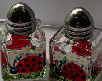 Lady Bugs with daisies  Handpainted mini salt and pepper shakers  party favors  weddings lady bugs beetles