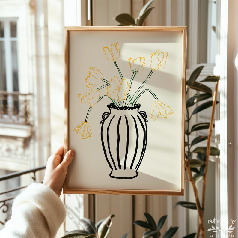 Pu&ograve; includere: Un disegno in bianco e nero di un vaso con fiori gialli. Il vaso ha un fondo arrotondato e un'ampia apertura. I fiori sono tulipani con steli lunghi.
