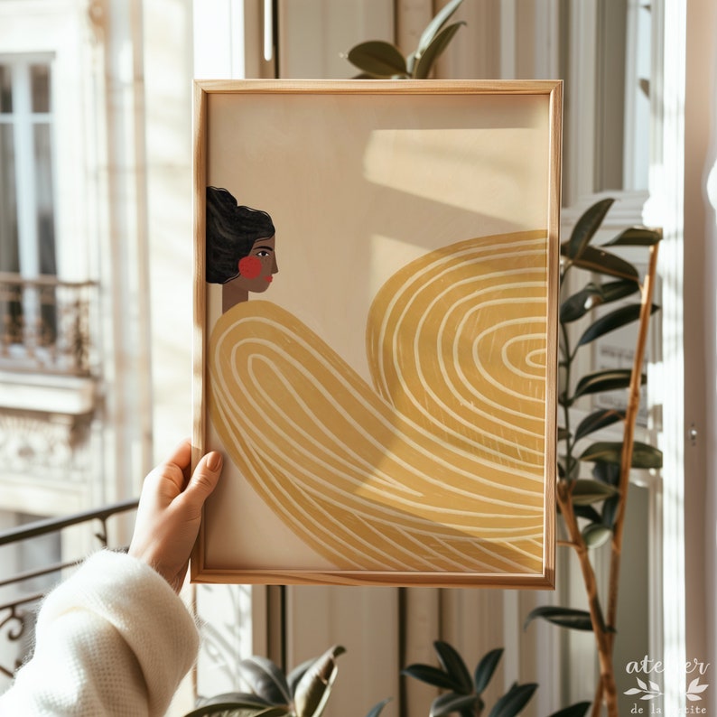 Pu&ograve; includere: Un'illustrazione incorniciata di una donna con i capelli scuri e un orecchino rosso. Indossa un vestito giallo e bianco a righe con un design fluido. Lo sfondo &egrave; di colore beige chiaro.