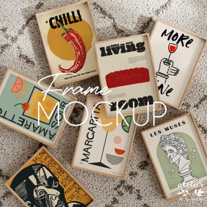 Peut inclure: Plusieurs tirages d'art encadrés avec divers motifs, dont un piment rouge, un canapé rouge, un cocktail et un buste classique. Les cadres ont une finition en bois naturel et sont disposés sur un tapis à motifs. Le texte "Frame Mockup" est superposé.