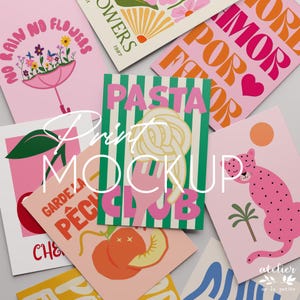 Op de afbeelding: Een verzameling kleurrijke kunstprints met diverse ontwerpen, waaronder bloemen, pasta, een luipaard en tekst. De prints bevatten een mix van roze, groen, oranje en geel, met teksten als "Pasta Club" en "No Rain No Flowers".